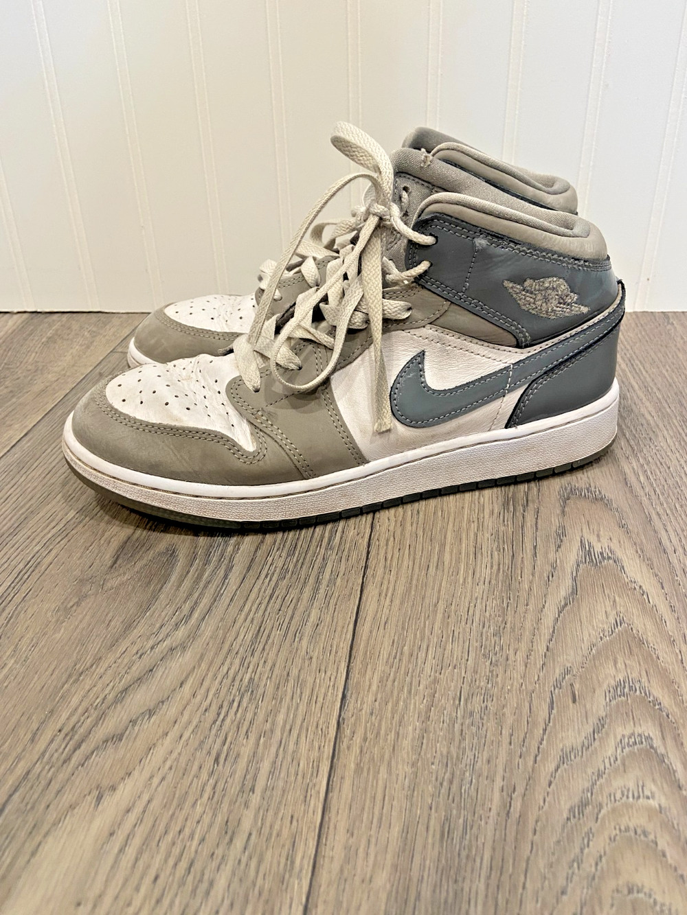 NIKE AIR JORDAN 1 MID SE (GS) Medium Cool Grey (HF3193 100) Youth Size 7Y